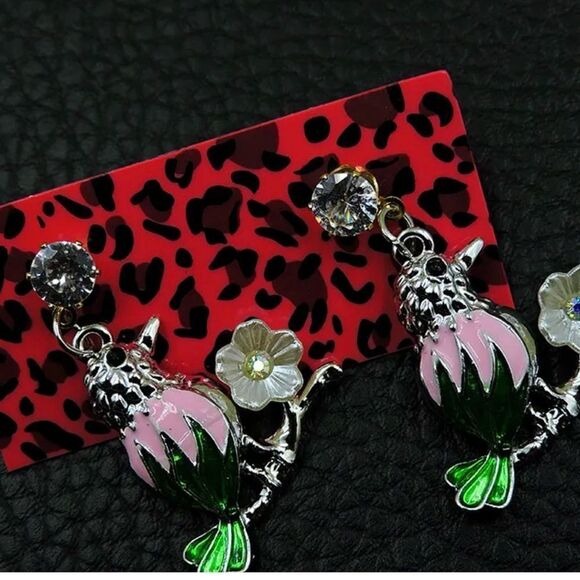 🩷 Betsey Johnson New stunning hummingbird bird on a branch earrings 🩷 - Picture 3 of 5
